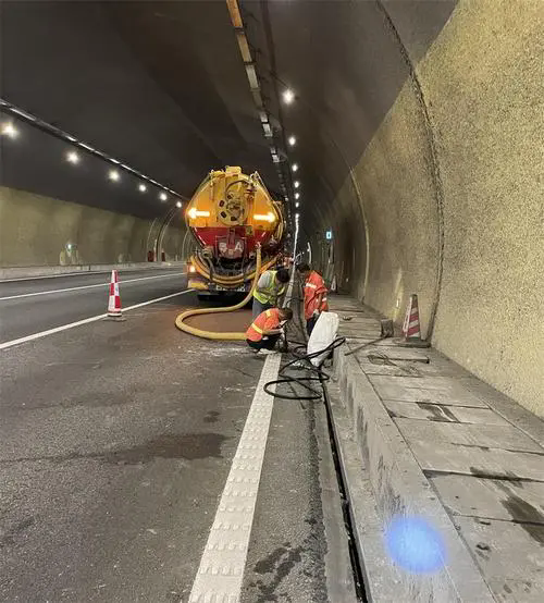 共和隧道排水渠清淤